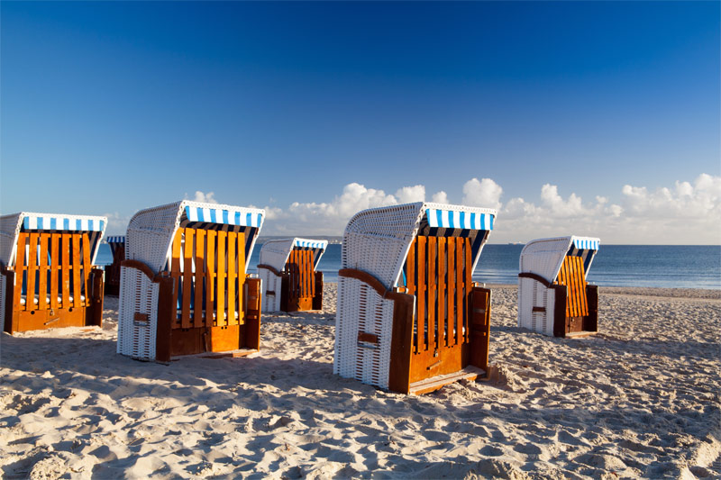 Seebad Binz am Strand am Morgen mit Strandkörben